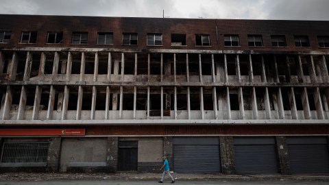 Incendio en el "Mercado de los Corotos", en Caracas.