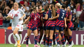 Jugadoras de la selección femenil de Estados Unidos festejan el gol de Alex Morgan