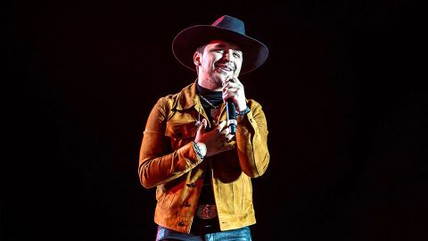 El cantante Christian Nodal le dio un regalo a su maestro de primaria.