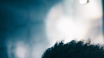 Grupo de jóvenes bebiendo cerveza