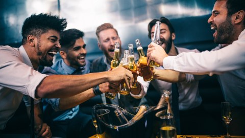 Grupo de jóvenes bebiendo cerveza