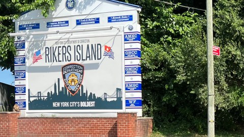 Entrada de la cárcel Rikers Island, NYC.
