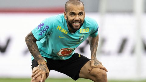 Dani Alves recibe invitación para jugar en la Liga MX y enfrentar al Piojo Herrera