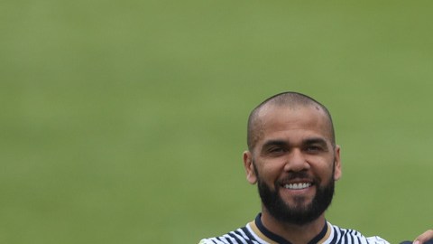 Club Pumas de México presenta al brasileño Dani Alves