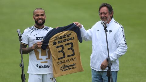 Club Pumas de México presenta al brasileño Dani Alves