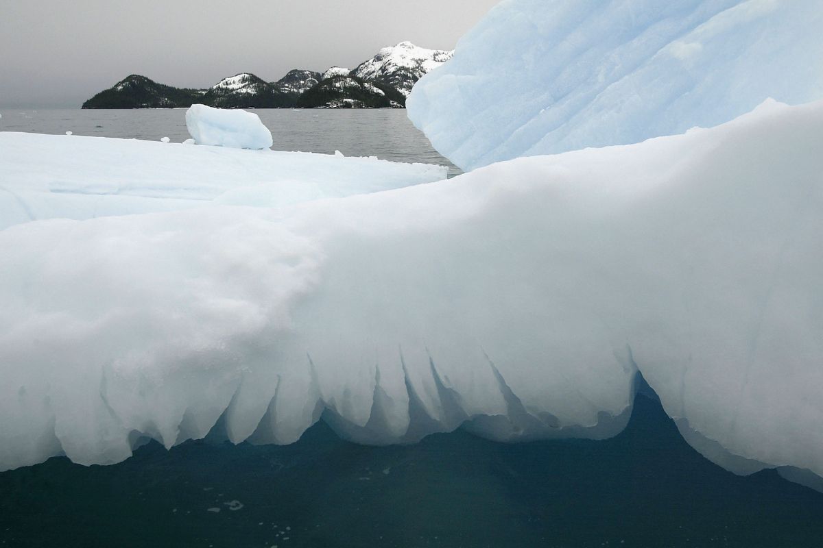 Iceberg se desprende ante la mirada de unos paseantes.