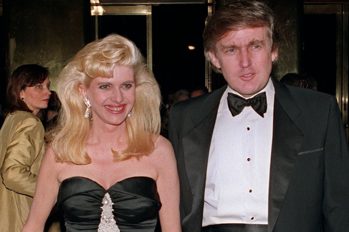 El multimillonario Donald Trump y su entonces esposa Ivana llegando el 4 de diciembre de 1989 a un compromiso social en Nueva York.