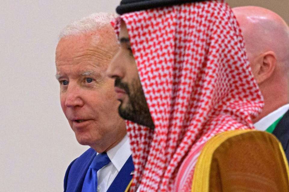 Estalla Twitter con el “vergonzoso” choque de puños de Biden con Mohammed  bin Salman de Arabia Saudita - El Diario NY