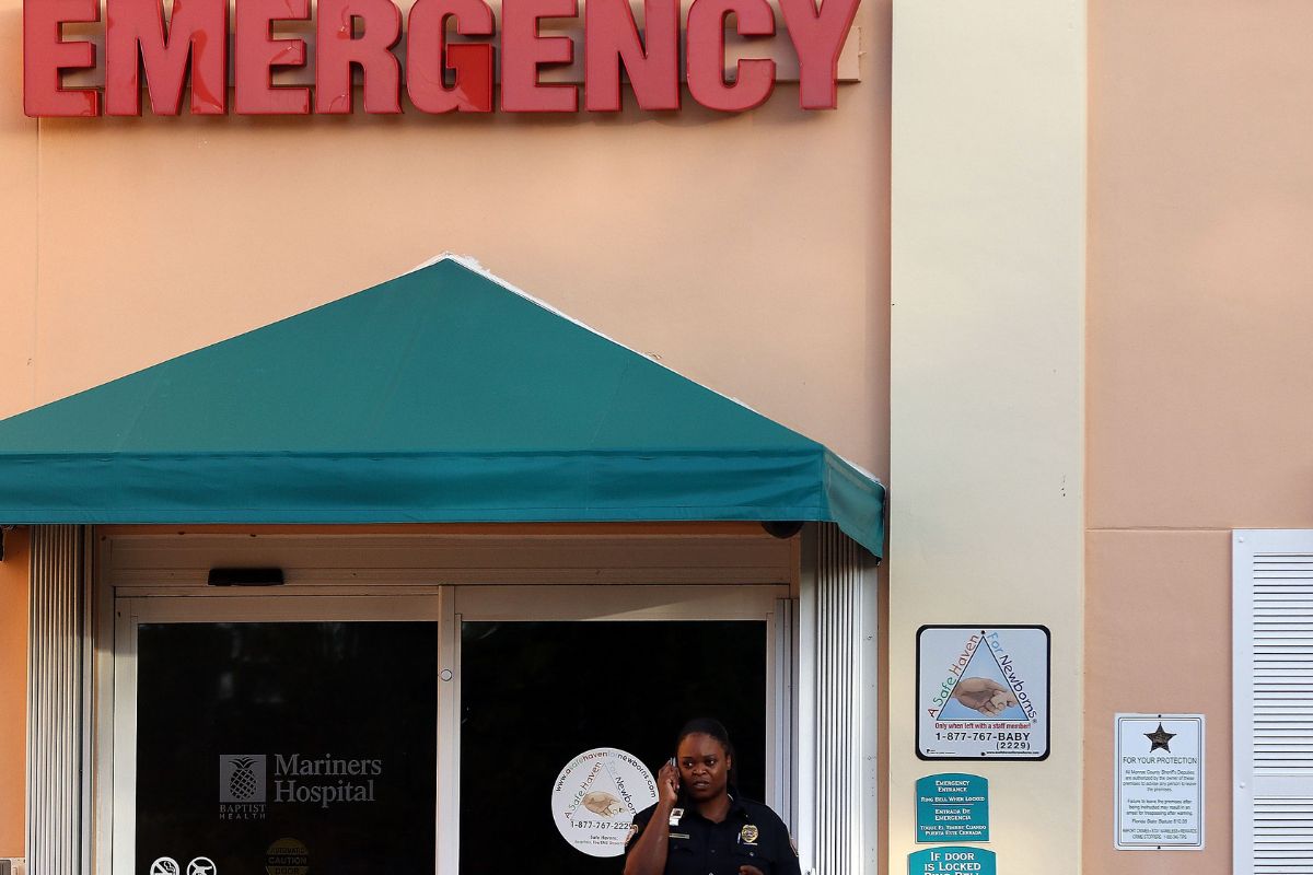 Imagen de un oficial a las afueras de un hospital de Florida.