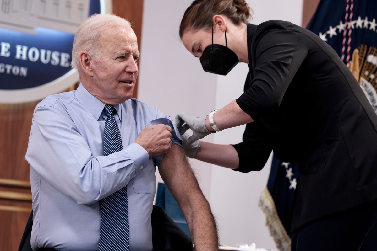 El 30 de marzo 2022 Biden recibió su cuarta dosis de la vacuna Pfizer.