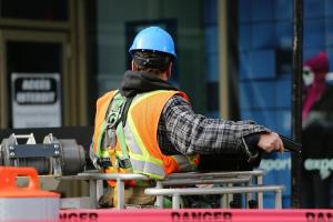 Gobernadora de NY firma la ley que amplía protecciones a obreros de la construcción