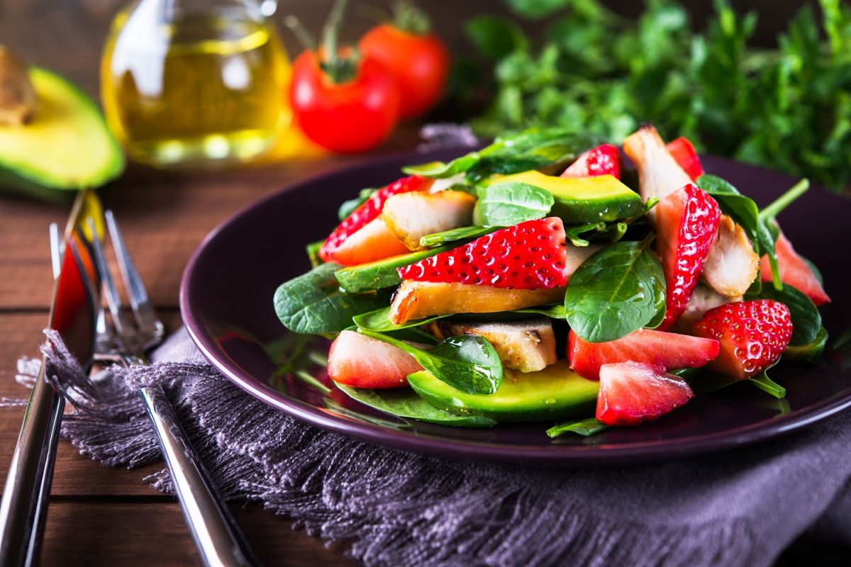 Ensalada de fresas con aguacate