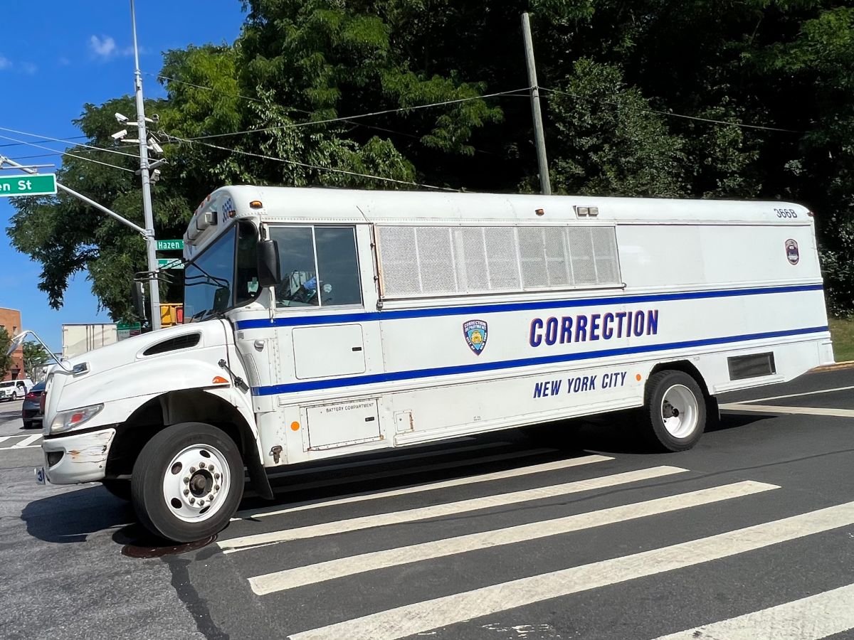 Bus para trasladar presos en Rikers Island.