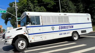Bus para trasladar presos en Rikers Island, NYC.