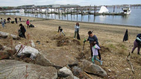 Una de las jornadas de limpieza en la bahía de Flushing. /AFMCP