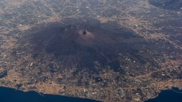 A pesar de que el Vesubio se considera uno de los volcanes más peligrosos del mundo, el ascenso a su cima se considera relativamente fácil.