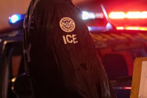ICE rastrea a miles de inmigrantes para posibles "redadas digitales"