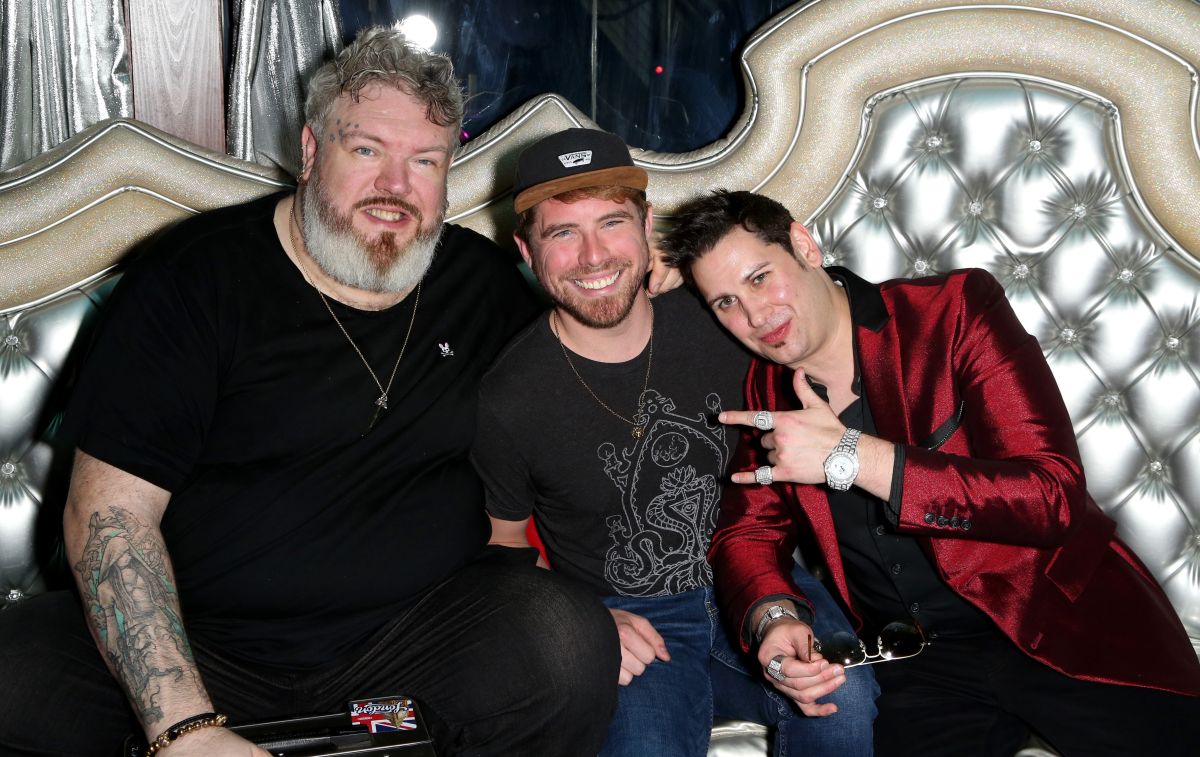 El actor Kristian Nairn, el DJ Trevor Brannen y el productor Dave Bryant o David Pearce (izquierda) en un evento en The Hustler Club en Las Vegas en junio de 2019.