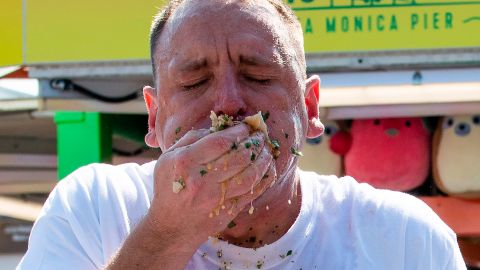 Joey Chestnut también es dueño de otros récords mundiales en competencias de 'hot dogs' o tacos.