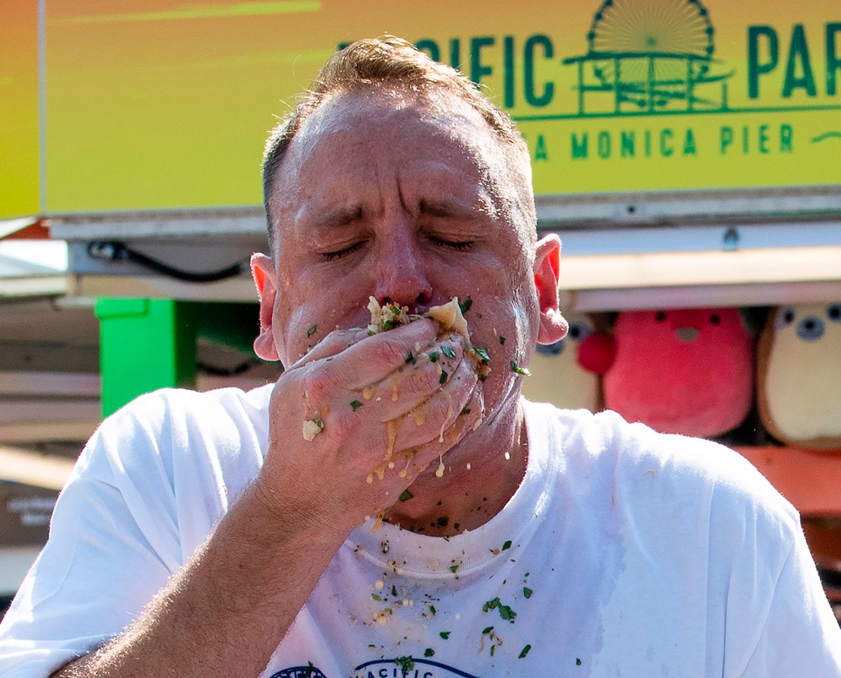 Joey Chestnut lo hizo de nuevo Obtuvo récord mundial al comerse 44 ‘chicken fingers’ en cinco