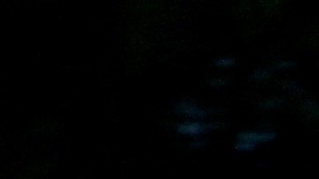 Los socorristas extinguieron las llamas que estallaron después de que los frenos del avión se incendiaran.