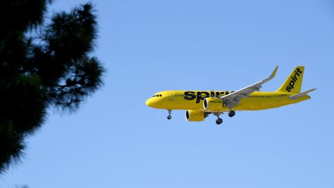 Los socorristas extinguieron las llamas que estallaron después de que los frenos del avión se incendiaran.