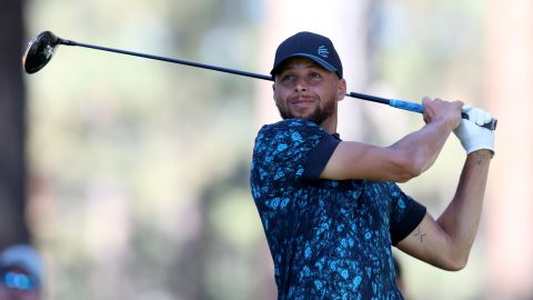 Stephen Curry es un gran aficionado al golf y a menudo se le ve compitiendo cuando no se encuentra sobre el tabloncillo.