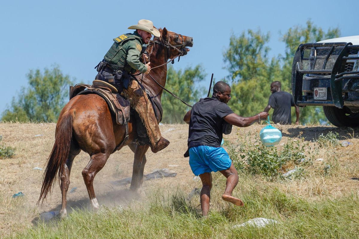 Las imágenes de agentes de la Patrulla Fronteriza persiguiendo a caballo y maltratando a los indocumentados dieron la vuelta al mundo.