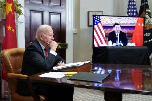 Biden afirma que espera hablar con Xi Jinping en los próximos días