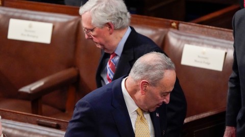 Los líderes de la mayoría y la minoría en el Senado, Chuck Schumer (derecha) y Mitch McConnell.