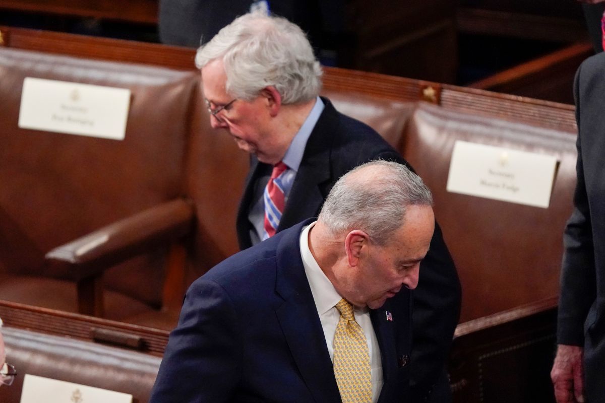 Los líderes de la mayoría y la minoría en el Senado, Chuck Schumer (derecha) y Mitch McConnell.