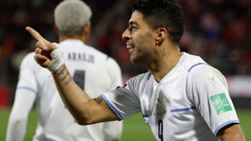 Luis Suárez celebra luego de anotarle a Chile por las Eliminatorias Sudamericanas a Qatar 2022.