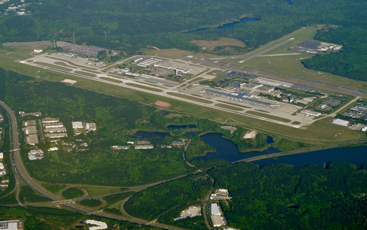 El aeródromo en el Aeropuerto Internacional Raleigh-Durham fue cerrado temporalmente hasta que se asegurara la escena.