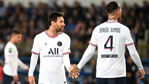 Lionel Messi (L) y Sergio Ramos (R) durante un encuentro ante el Strasbourg por la Ligue 1.