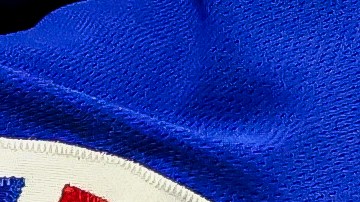 A menudo se le ve a Ronald Acuña luciendo collares de diamantes en el terreno de juego.