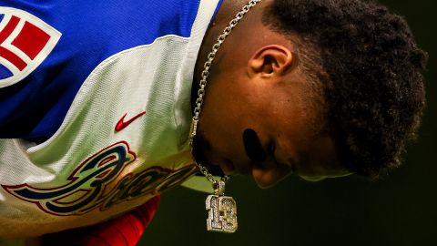 A menudo se le ve a Ronald Acuña luciendo collares de diamantes en el terreno de juego.