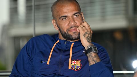 Dani Alves estaría analizando varias propuestas para decidir su futuro.