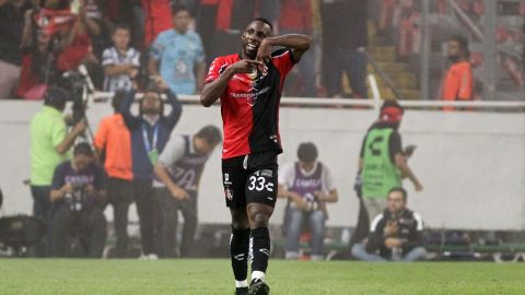 Julián Quiñonez celebra el gol del triunfo para el Atlas FC.