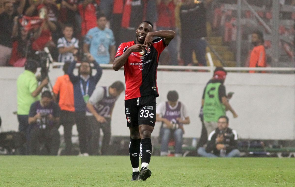 Julián Quiñonez celebra el gol del triunfo para el Atlas FC.