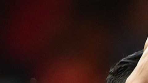 Cristiano Ronaldo alza el pulgar durante un encuentro entre Portugal y España por la UEFA Nations League en 2022.
