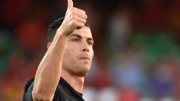 Cristiano Ronaldo alza el pulgar durante un encuentro entre Portugal y España por la UEFA Nations League en 2022.