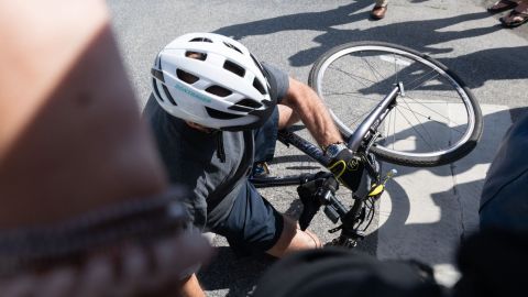 El presidente Biden cayó de la bicicleta el fin de semana.