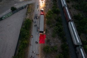 Conductor de tráiler donde murieron 53 inmigrantes sonrió a la cámara al cruzar la frontera