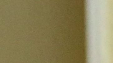 El exguardia de un campo de concentración nazi, Josef Schuetz, esconde su rostro detrás de una carpeta cuando llega el 28 de junio de 2022 a un gimnasio utilizado como sala de audiencias.