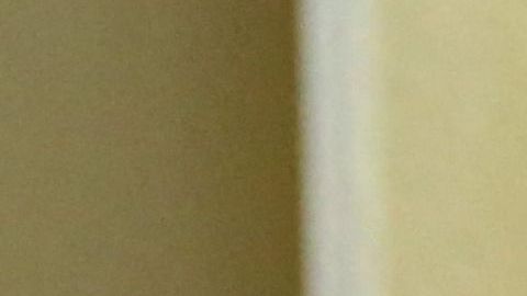 El exguardia de un campo de concentración nazi, Josef Schuetz, esconde su rostro detrás de una carpeta cuando llega el 28 de junio de 2022 a un gimnasio utilizado como sala de audiencias.