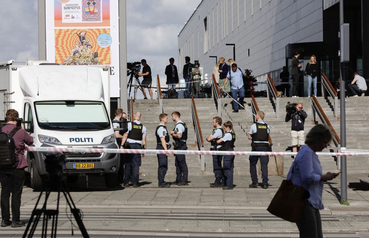 Autoridades dando respuesta al tiroteo en el centro comercial Field's, en Copenhague.
