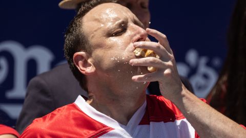 Joey Chestnut durante la competencia de Hot Dogs de Nathan's en la que consiguió su título número 15.