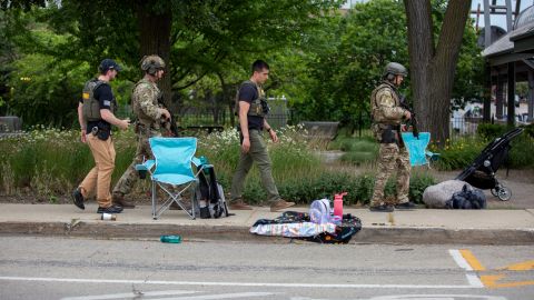 El tiroteo en Illinois dejó seis muertos y se reportan más de 30 heridos.