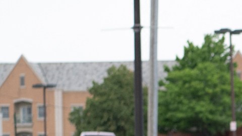 En el video se aprecian sillas plegables de colores abandonadas en ambos lados de la calle.