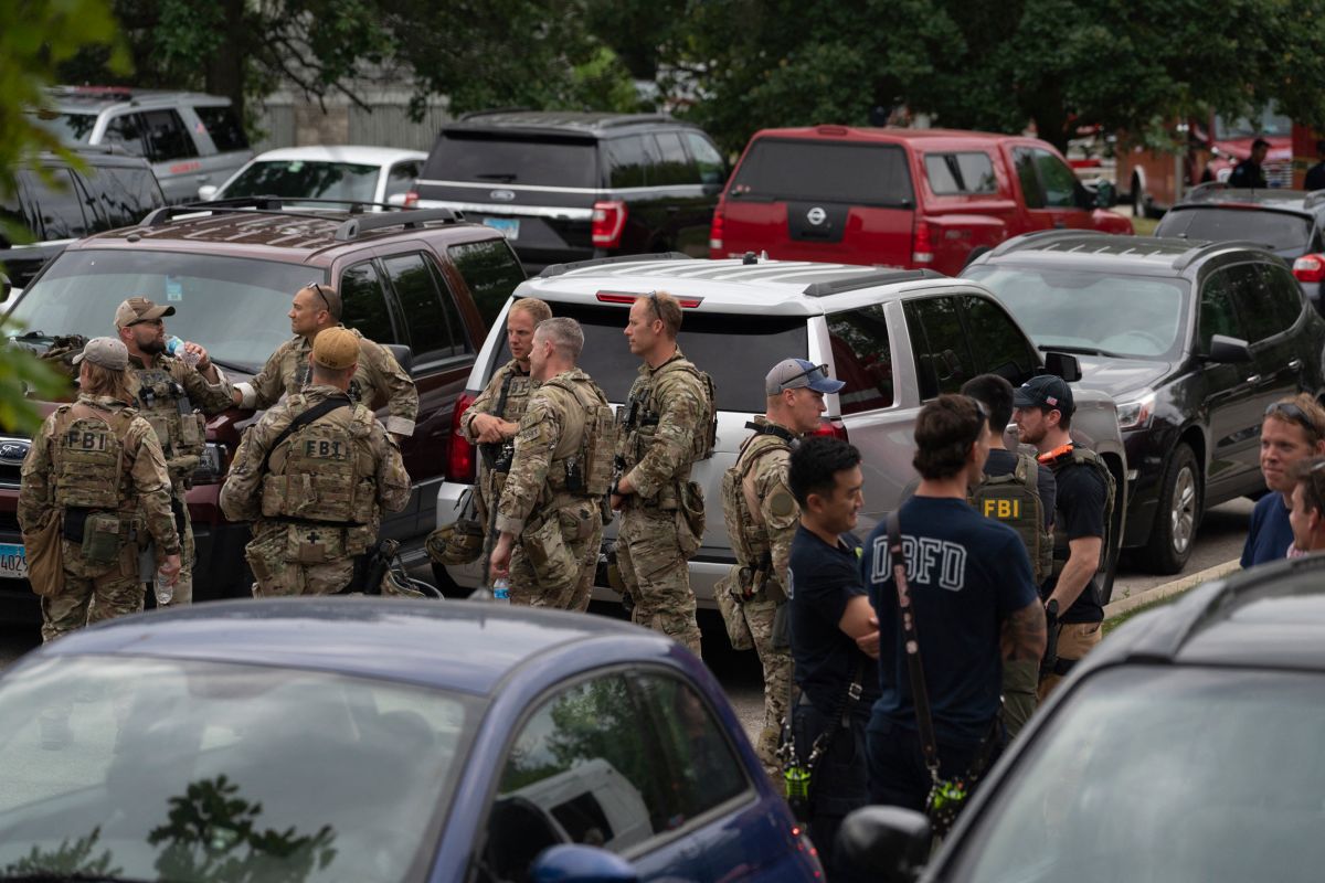 Los oficiales se reúnen en la escena del tiroteo del desfile del 4 de julio en Highland Park, Illinois.